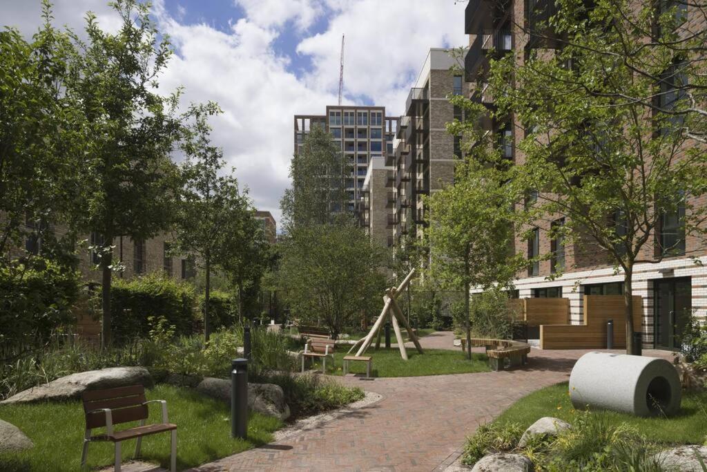Superb 1 Bedroom Apartment 3Mins From Tube Station Λονδίνο Εξωτερικό φωτογραφία
